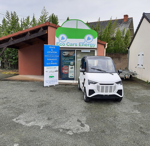 Façade d'un magasin Eco Cars Energy avec voiturette électrique blanche à Veigné près de Tours en Indre-et-Loire 37