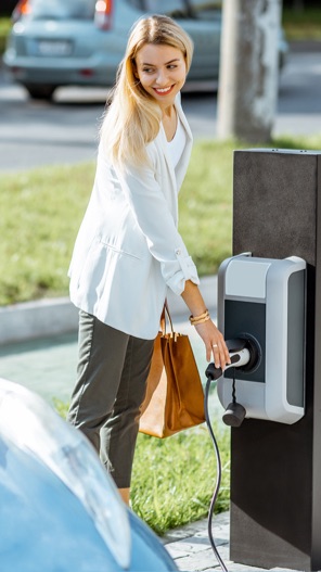 Voiture microcar grise avec toit rouge et jantes noires/rouges, vue 3/4 arrière à Veigné près de Tours en Indre-et-Loire 37