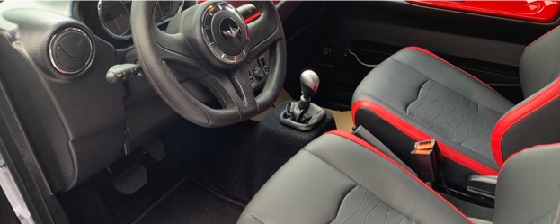 Intérieur de voiture moderne avec volant, levier de vitesse, sièges noirs et rouges à Veigné près de Tours en Indre-et-Loire 37