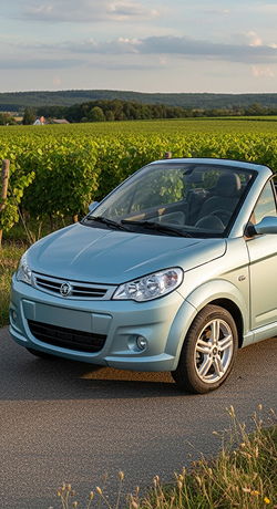 Voiture décapotable bleu clair garée sur l'asphalte avec des champs en arrière-plan à Veigné près de Tours en Indre-et-Loire 37