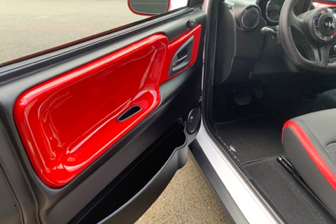 Intérieur de voiture noir et rouge vif, porte ouverte révélant le siège conducteur et le volant à Veigné près de Tours en Indre-et-Loire 37