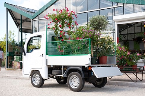 Camionnette blanche chargée de plantes et fleurs devant une serre à Veigné près de Tours en Indre-et-Loire 37